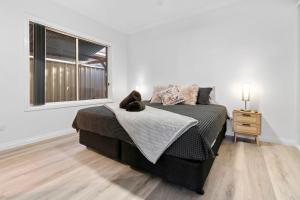 a bedroom with a large bed and a window at The Shamrock House A in Renmark