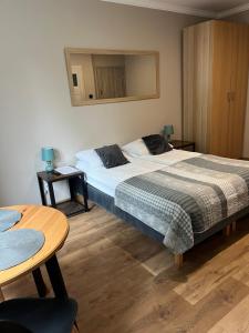 1 dormitorio con 2 camas y mesa en Apartamenty Old Town Bednarska, en Gdansk