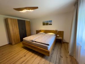 1 dormitorio con cama y techo en G5 - Das Chalet am Waldrand, en Sankt Stefan im Rosental