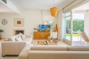 uma sala de estar com dois sofás e uma televisão em SK Place Luxury Seafront Villas Chania em Almirída