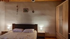 a bedroom with a bed with two night stands and two lamps at IT-Hutorok in Turʼya Paseka