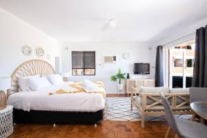 um quarto com uma cama grande e uma sala de estar em Central Perth Loft River Views em Perth