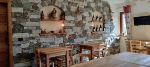 TV a/nebo společenská místnost v ubytování Le Coin des Mélèzes - NATURE & TREK - camere in baita di montagna