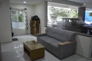 sala de estar con sofá y coche en HOTEL VIRAT INN en Hyderabad
