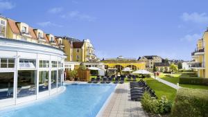 Swimming pool sa o malapit sa Hotel zur Post - ein Rovell Hotel