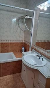 un bagno con lavandino, doccia e vasca di Casa Melides a Melides