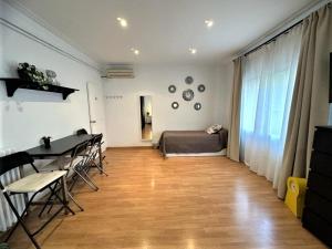 Habitación con cama, mesa y sillas. en Rooms in the center of Barcelona, en Barcelona