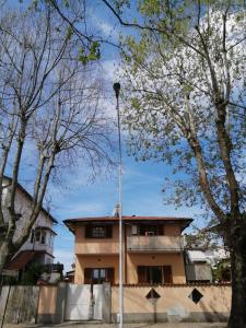 um edifício com uma luz de rua em frente às árvores em Maresol apartment em Carrara