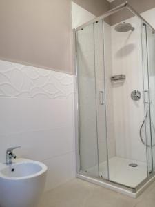 uma casa de banho com um chuveiro e um lavatório. em Maresol apartment em Carrara