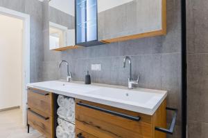 Ένα μπάνιο στο 120 m2 4-rooms apartment in a city center