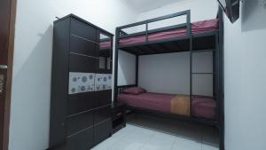 een slaapkamer met twee stapelbedden in een kamer bij Villa Malang Puncak Buring in Malang