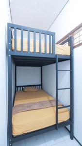 een stapelbedkamer met een stapelbed in een kamer bij Villa Malang Puncak Buring in Malang