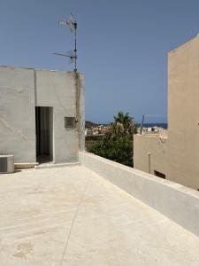 Aussicht vom Dach eines Gebäudes in der Unterkunft Appartamento Bent el Rhia in Pantelleria