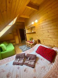 een slaapkamer met een bed in een houten hut bij Górska Przystań in Wola Piskulina