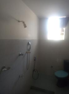 y baño con ducha y aseo. en Nature's Choice Homestay, en Panadura