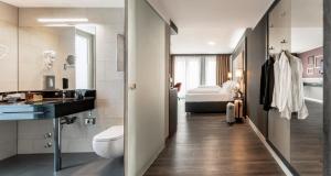 bagno con lavandino e servizi igienici in camera di PLAZA Premium Heidelberg a Heidelberg