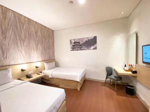 Cama o camas de una habitación en Hotel 88 Embong Malang Tunjungan Surabaya by WH - Breakfast with The Best View on The Highest Floor and Strategic Location in The City Center