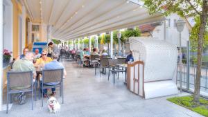 Restaurace v ubytování Hotel zur Post - ein Rovell Hotel