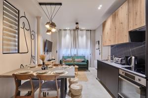 cocina y sala de estar con mesa y sillas en Apartment Montmartre by Studio prestige, en París