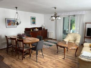 uma sala de estar com uma mesa e uma sala de jantar em Charming country house and garden 