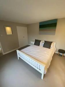 1 dormitorio con 1 cama blanca grande en una habitación en Mulberry Barn located in the South Downs National Park en Ditchling