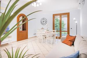 un soggiorno con divano e tavolo di Villa Porpora Luxury Design a Modena