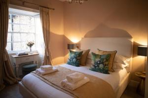 sypialnia z łóżkiem z ręcznikami w obiekcie Porte House - Holiday At Home w mieście Richmond