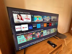 Un televisor de pantalla plana sobre una mesa. en Apartament #WIDOKOWA FV Parking Balkon, en Rzeszów
