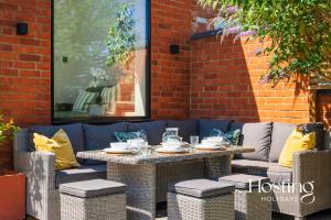 een tafel en stoelen op een patio bij The Aston - Superbly Equipped 4 Bedroom Townhouse in Henley on Thames