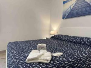 sypialnia z łóżkiem z ręcznikami w obiekcie Family Flat near Metro A w Rzymie