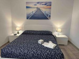 sypialnia z łóżkiem z dwoma lampami i obrazem na ścianie w obiekcie Family Flat near Metro A w Rzymie