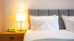 Postel nebo postele na pokoji v ubytování Hotel zur Post - ein Rovell Hotel