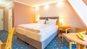 Postel nebo postele na pokoji v ubytování Hotel zur Post - ein Rovell Hotel