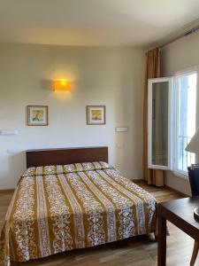 - une chambre avec un lit, une table et une fenêtre dans l'établissement Toscani da sempre, à Pontassieve