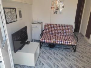 een woonkamer met een bank en een tafel bij Spalato 7 HOWME in Bari