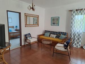 ラゴスにあるTraquility at Villa Fonte Cobertaのリビングルーム(ソファ、椅子、テレビ付)