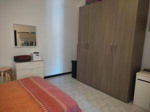 een slaapkamer met een bed en een grote houten kast bij Spalato 7 HOWME in Bari
