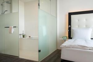 Postel nebo postele na pokoji v ubytování INNSiDE by Meliá Leipzig