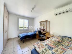 een slaapkamer met een bureau en een bed en een bureau bij 2948-Maison 8 couchages 600m de la mer in Saint-Cyprien