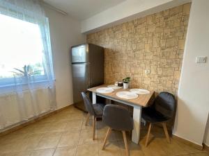 comedor con mesa, sillas y nevera en Apartament #WIDOKOWA FV Parking Balkon, en Rzeszów 10 fotos más