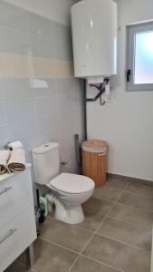La salle de bains est pourvue de toilettes blanches et d'une fenêtre. dans l'établissement En haut de la tour, Libourne Hypercentre, Netflix, Clim, à Libourne