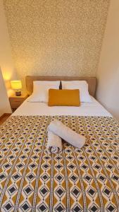 - une chambre avec un lit et une serviette dans l'établissement En haut de la tour, Libourne Hypercentre, Netflix, Clim, à Libourne
