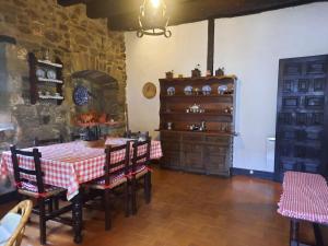 a dining room with a table and chairs in a room at Casa Rural Goikitxe Etxea in Goizueta