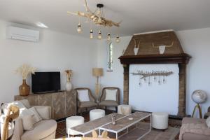 TV a/nebo společenská místnost v ubytování White House, maison d'hôtes