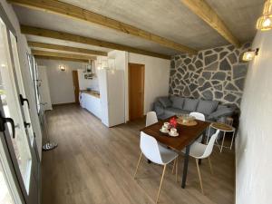 een woonkamer met een tafel en stoelen en een bank bij Casa de La Maceta in Frontera