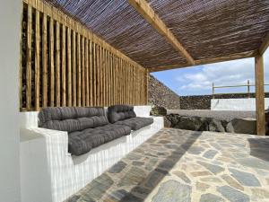 een woonkamer met een bank op een patio bij Casa de La Maceta in Frontera