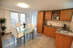 eine Küche mit einem Tisch und Stühlen in der Unterkunft Astoria Lednice in Lednice