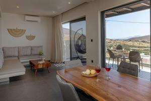 Khu vực ghế ngồi tại Pearle Suites and Villa Tinos