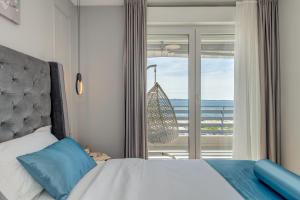 sypialnia z łóżkiem i widokiem na ocean w obiekcie Beachfront Apartment Split w Splicie