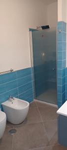 uma casa de banho com um chuveiro, um lavatório e um WC. em Tenuta Nonna Peppa Luxury apartment em Palinuro